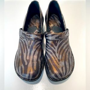 Born Womens Leather Clogs 8 Toby Zebra Animal Print Comfort Slip On Shoes New